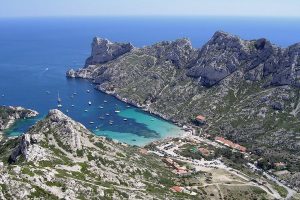 1200px-Calanque_de_Sormiou-copie