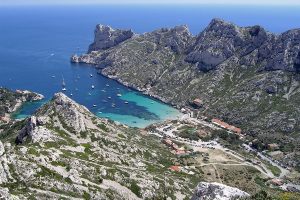 1200px-Calanque_de_Sormiou