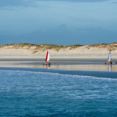 char à voile sur la plage de la torche en bretagne